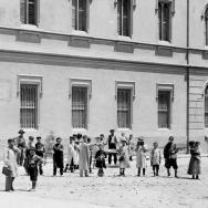AUTOR DESCONEGUT. Fotografia de nens davant la façana de la Casa de Beneficència. 1910. ES.462508.ADPV / Fons fotogràfic, nº 2.120