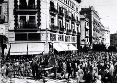Processó cívica amb l'Senyera 9 d'octubre 1934, carrer de les Barques.ES.462508.ADPV / Col·lecció Corbín, imatge nº 10139