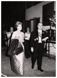La Duquesa de Alba junto con el Presidente de la Diputación de Valencia Bernardo de Lassala González
