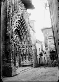 CARLOS SARTHOU CARRERES. Puerta gótica de la iglesia de Santa María. Requena. 1925. ES.462508.ADPV/Colección Sarthou, imagen nº 00362