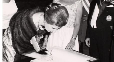 La Duquessa d'Alba signant en el llibre d'honor de la Diputació de València davant la mirada d'Antonio Rueda Sánchez-Dolent (Governador Civil de València), Elisa Bau (dona del President de la Diputació) i el Capità General