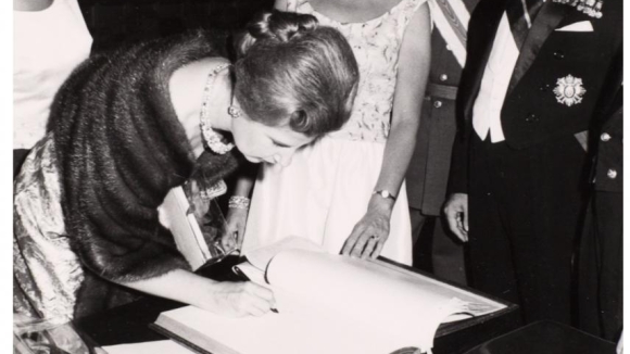 La Duquesa de Alba firmando en el libro de honor de la Diputación de Valencia ante la mirada de Antonio Rueda Sánchez-Malo (Gobernador Civil de Valencia), Elisa Bau (mujer del Presidente de la Diputación) y el Capitán General