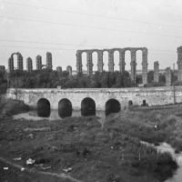 AUTOR DESCONOCIDO. Ruinas del acueducto romano de los Milagros de Mérida. 1927. ES.462508.ADPV/Colección Ferran Belda, imagen nº 06208
