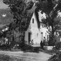 AUTOR DESCONOCIDO. Anciana y niños delante de una barraca en la huerta de Valencia. 1920. ES.462508.ADPV/Colección Ferran Belda, imagen nº 06295