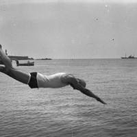AUTOR DESCONOCIDO. Bañista lanzándose al mar en un puerto. 1930. ES.462508.ADPV/Colección Ferran Belda, imagen nº 06346