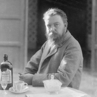 ANTONIO GARCÍA. Retrat de Joaquín Sorolla Bastida assegut davant d'una tassa de cafè i licors . 1904. ES.462508.ADPV / Col·lecció Boldún , imatge nº 07.347