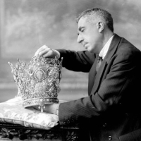 SALVADOR PASCUAL Boldún . Corona de la Verge dels Desemparats en les mans del seu autor, l'orfebre José Sugrañes . 1923. ES.462508.ADPV / Col·lecció Boldún , imatge nº 07.464