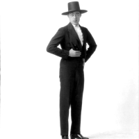 SALVADOR PASCUAL Boldún. Retrat de cos sencer del torero Manuel Martínez "El tigre de Russafa", durant una sessió fotogràfica. S.L. 1920. ES.462508.ADPV / Col·lecció Boldún, imatge nº 07.476