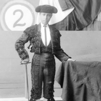 SALVADOR PASCUAL Boldún . Retrat de cos sencer del torero Rafael Gómez Ortega , "El Gallo" , amb crossa i estocs amb decorat taurí durant una sessió fotogràfica. 1920. ES.462508.ADPV / Col·lecció Boldún , imatge nº 07.544