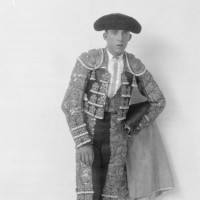 SALVADOR PASCUAL Boldún . Retrat de cos sencer del torero Enrique Torres vestit de llums , durant una sessió fotogràfica. 1925. ES.462508.ADPV / Col·lecció Boldún , imatge nº 07.635