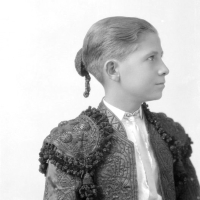 SALVADOR PASCUAL Boldún. Retrat de mig cos del torero Jaime Pericás vestit de llums, durant una sessió fotogràfica. S.L. 1930. ES.462508.ADPV / Col·lecció Boldún, imatge nº 07.739