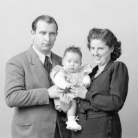 SALVADOR PASCUAL Boldún . Retrat de família : Fernando Pascual Martorell , la seua esposa Isabel Orellana i el seu fill Enrique Pascual Orellana . 1948. ES.462508.ADPV / Col·lecció Boldún , imatge nº 07.832