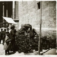 AUTOR DESCONOCIDO. Puesto de cacharrería en la puerta barroca de la catedral de Valencia. Valencia. 1900. ES.462508.ADPV/Colección Gamón, imagen nº 06842