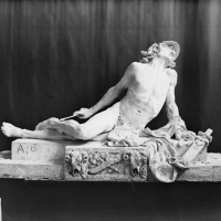 FRANCISCO SANCHIS MUÑOZ  Escultura en barro de Aquiles herido, por el pensionado de la Diputación de Valencia Emilio Calandín Calandín, en Valencia. 1946.  ES.462508.ADPV/Colección Sanchis, imagen nº 01373