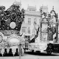 CARLOS SARTHOU CARRERES. Carrozas de la cabalgata conmemorativa de la coronación de la Virgen de los Desamparados, situadas delante del Gran Teatro de Valencia. 1923. ES.462508.ADPV/Colección Sarthou, imagen nº 00061 