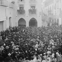 CARLOS SARTHOU CARRERES. Mitin agrario en la plaza de la Constitución de Villarreal. 1906. ES.462508.ADPV/Colección Sarthou, imagen nº 00347