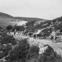 CARLOS SARTHOU CARRERES. Excursionistas en el camino del santuario de la Cueva Santa de Altura. 1910. ES.462508.ADPV/Colección Sarthou, imagen nº 00397
