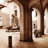 VICENTE BARBERÁ MASIP. Pórtico de entrada al antiguo Hospital General con la estatua de fray Gilabert Jofré. 1927. ES.462508.ADPV/Biblioteca. Folletos/W0001, nº 1