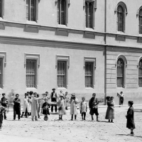 AUTOR DESCONOCIDO. Fotografía de niños ante la fachada de la Casa de Beneficencia. 1910. ES.462508.ADPV/Fondo fotográfico, nº 2.120