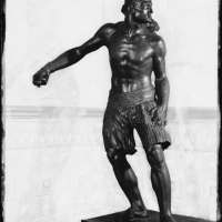 Escultura en bronce de El saque, por Ignacio Pinazo Martínez, en Valencia. Fotografía: Colección Francisco Sanchis, ca.1952. Signatura 1019.