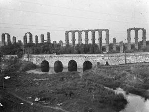 AUTOR DESCONOCIDO. Ruinas del acueducto romano de los Milagros de Mérida. 1927. ES.462508.ADPV/Colección Ferran Belda, imagen nº 06208