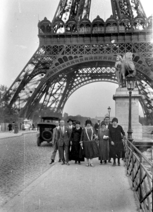 AUTOR DESCONOCIDO. Vista parcial del puente de Sena y la torre Eiffel. París. 1925. ES.462508.ADPV/Colección Ferran Belda, imagen nº 06214