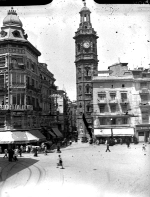 AUTOR DESCONOCIDO. Vista parcial de la plaza de la Reina y la torre de Santa Catalina. Valencia. 1920. ES.462508.ADPV/Colección Ferran Belda, imagen nº 06260