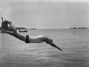 AUTOR DESCONOCIDO. Bañista lanzándose al mar en un puerto. 1930. ES.462508.ADPV/Colección Ferran Belda, imagen nº 06346