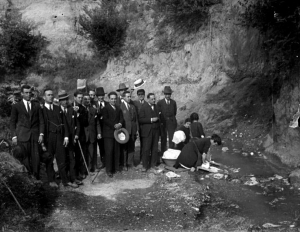 AUTOR DESCONOCIDO. Retrato de grupo junto a un río. 1932. ES.462508.ADPV/Colección Ferran Belda, imagen nº 06397